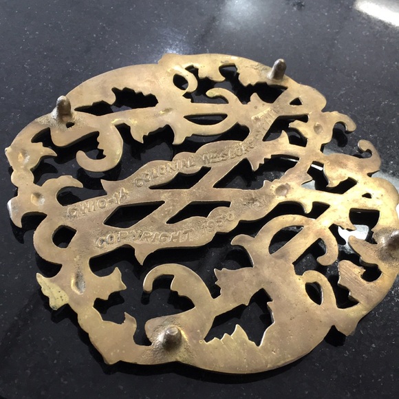Vintage brass trivet by Virginia Metal Crafters - Picture 6 of 6
